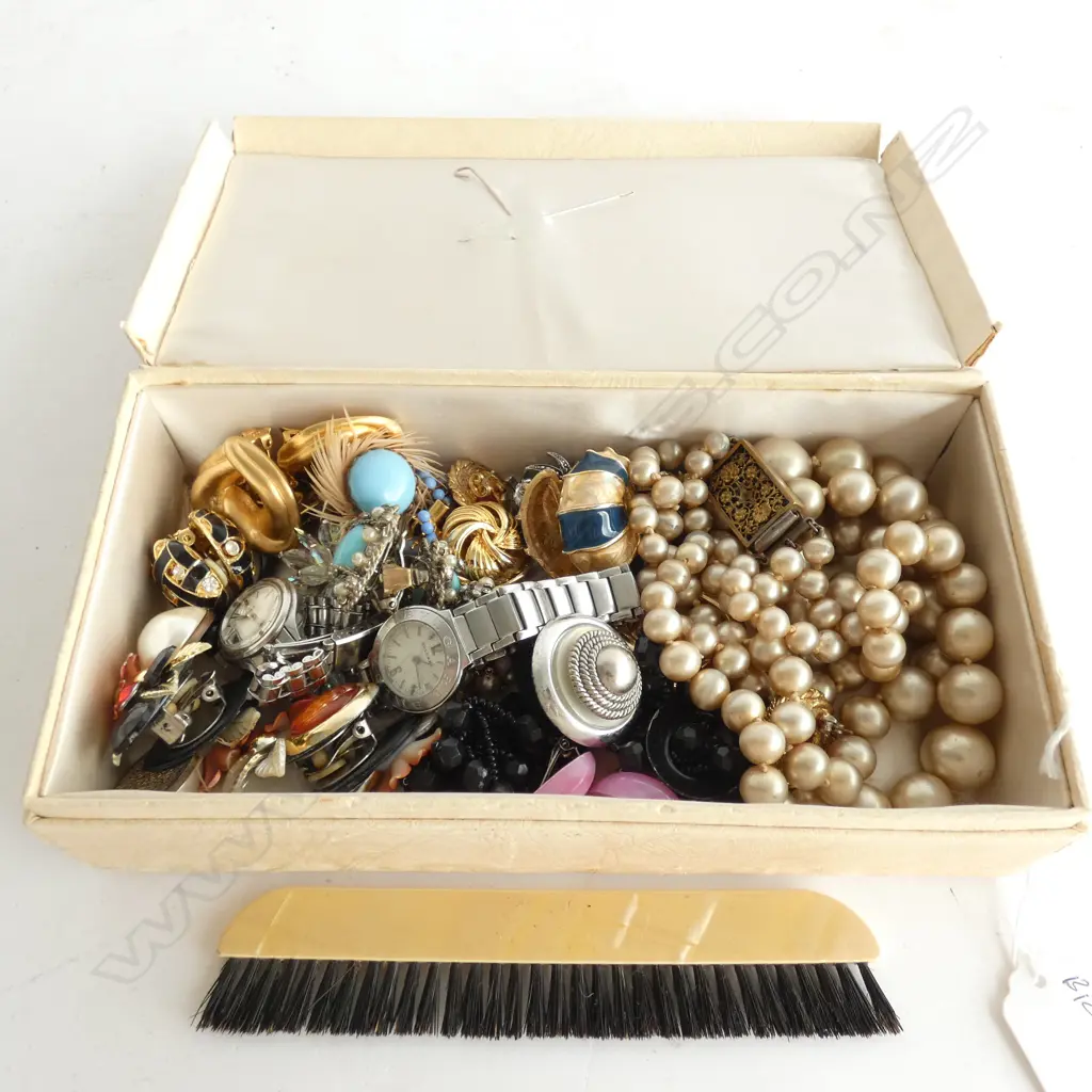 LOT ASST COSTUME JEWELLERY ETC Image 1++