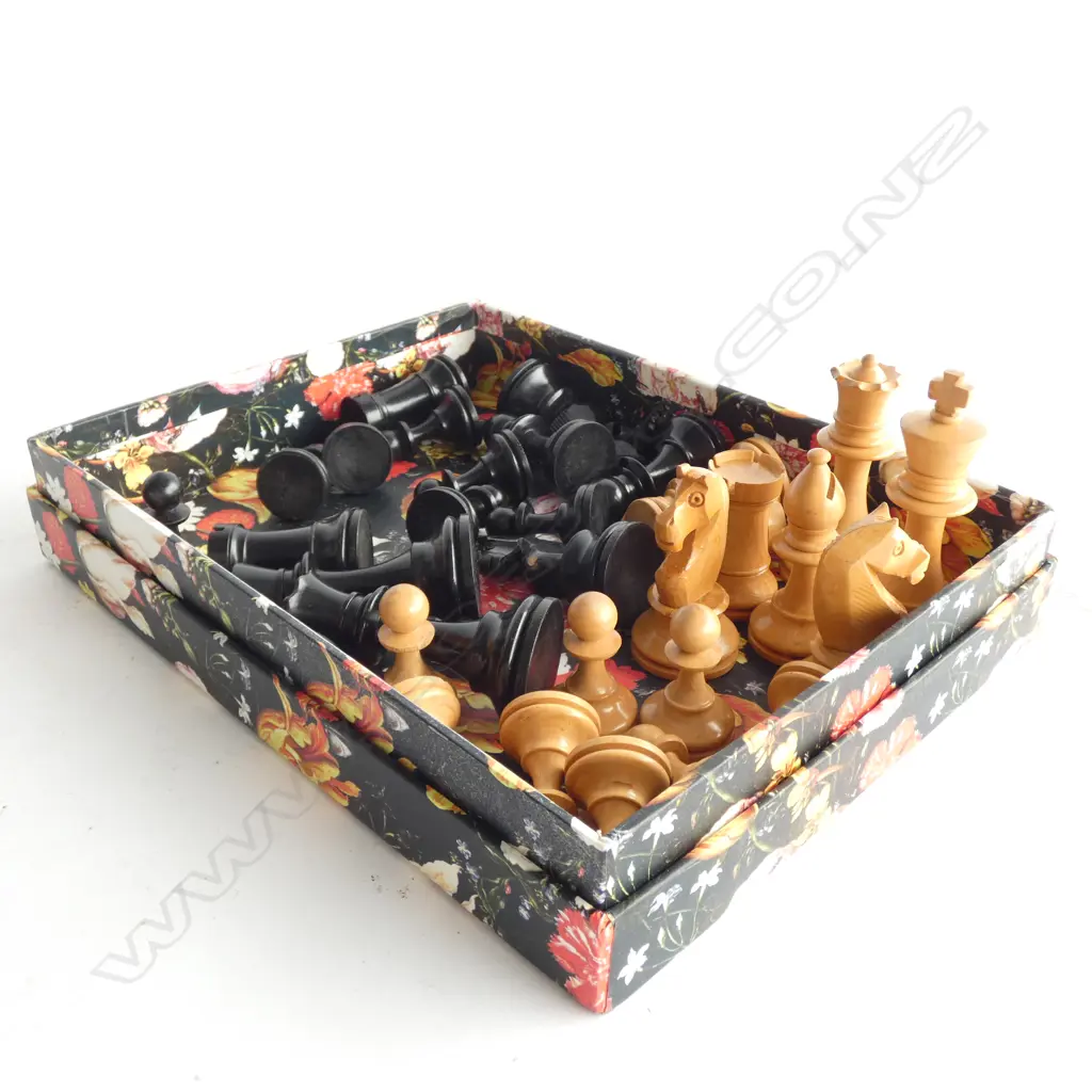 SET OF WOODEN CHESSMEN Image 1++
