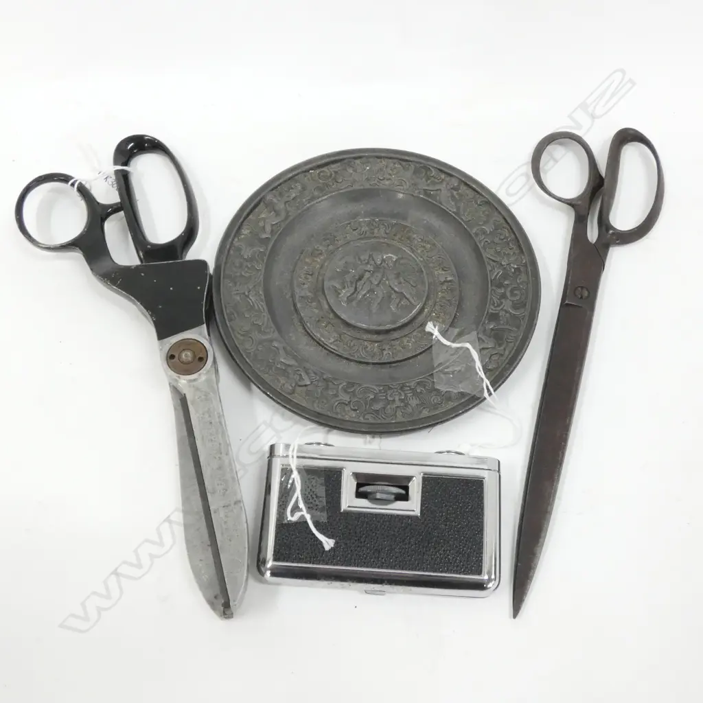 SM PEWTER CHERUB TRAY(DIA 170MM) PR VTG SCISSORS & PINKING SHEARS + OLD POCKET BINOCULARS Image 1++