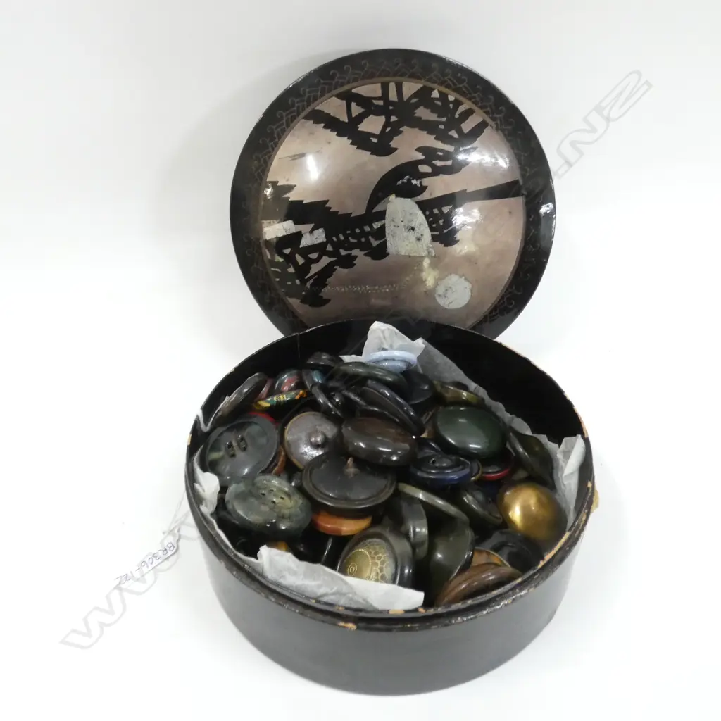 ORIENTAL LIDDED BOX OF ASSORTED COMPOSITION BUTTONS (BOX  DIA  180MM)  Image 1++