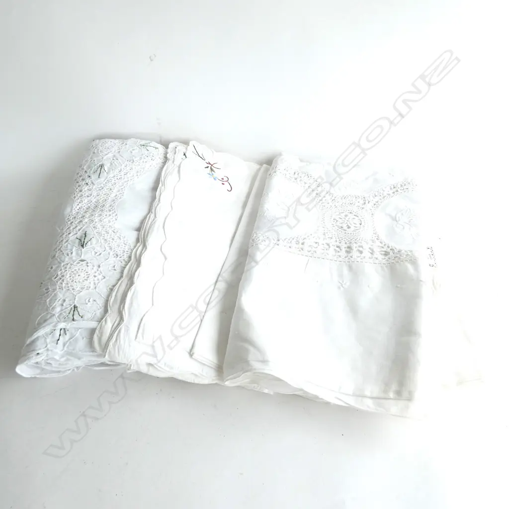 ASST QUALITY LINEN TABLECLOTHS  Image 1++