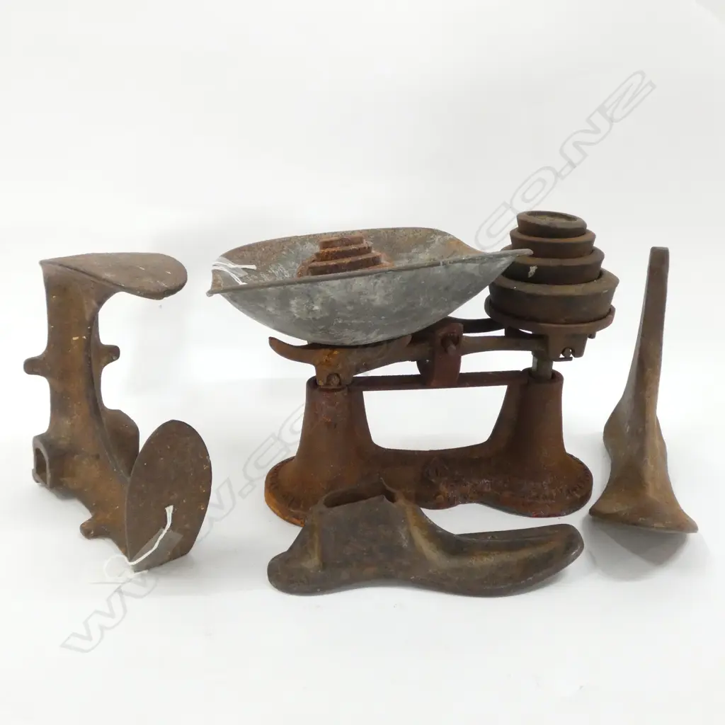 3 OLD SHOE LASTS (ONE GOLD PAINTED) & SCALES INCL. WEIGHTS - QUITE RUSTED Image 1++