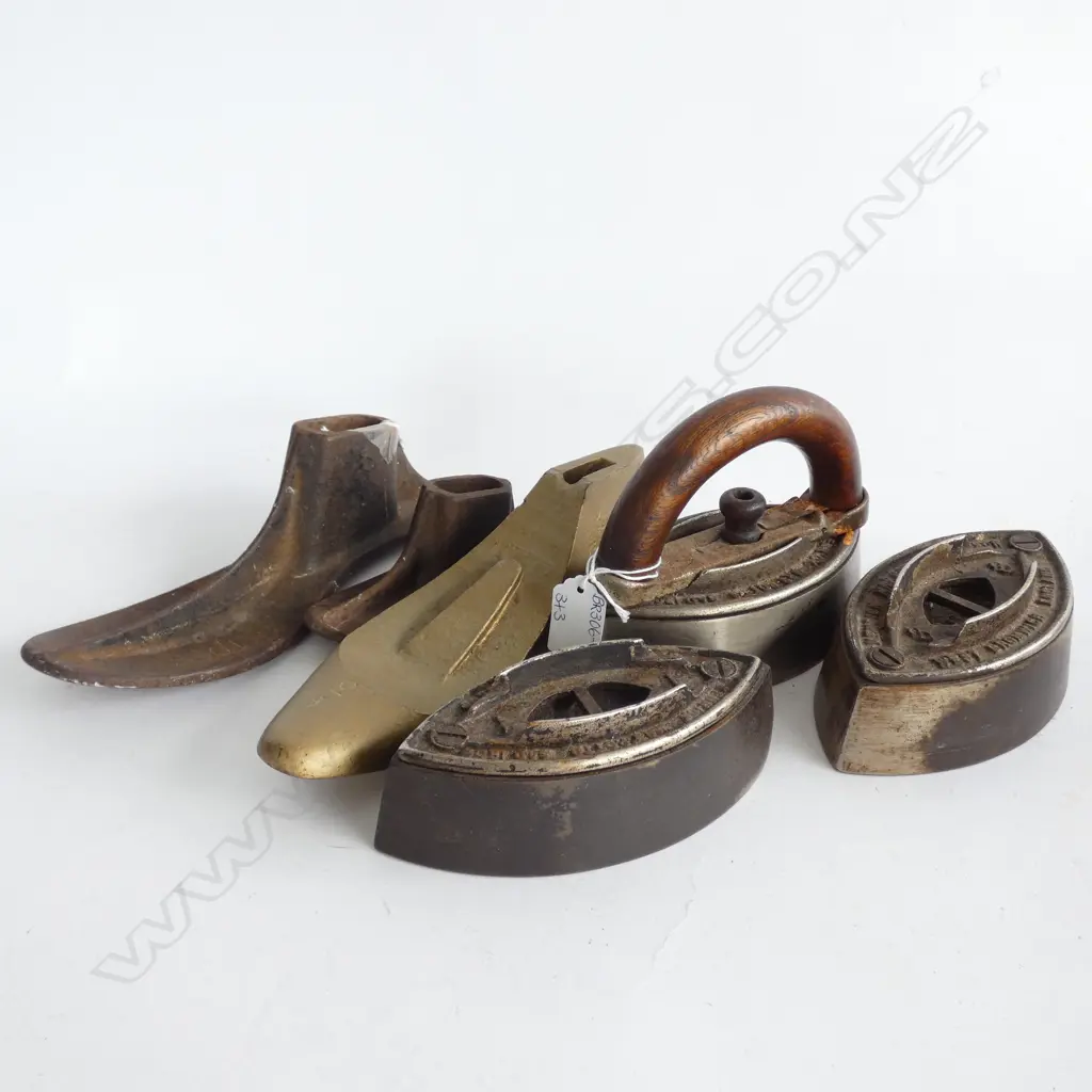 3 METAL SHOE LASTS (S.M & L) & 3 OLD KENBRICK IRONS Image 1++