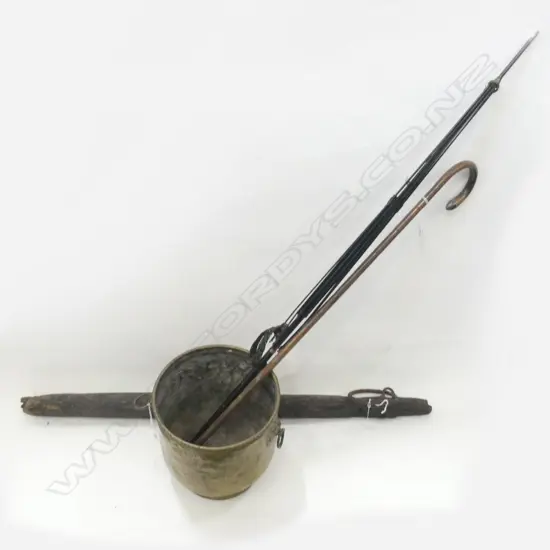 LG BRASS JARDINIERE - CHERUB DESIGN WITH LIONS HEAD HANDLES H. 225 DIA 225MM + CONTENTS INCL WALKING STICK
