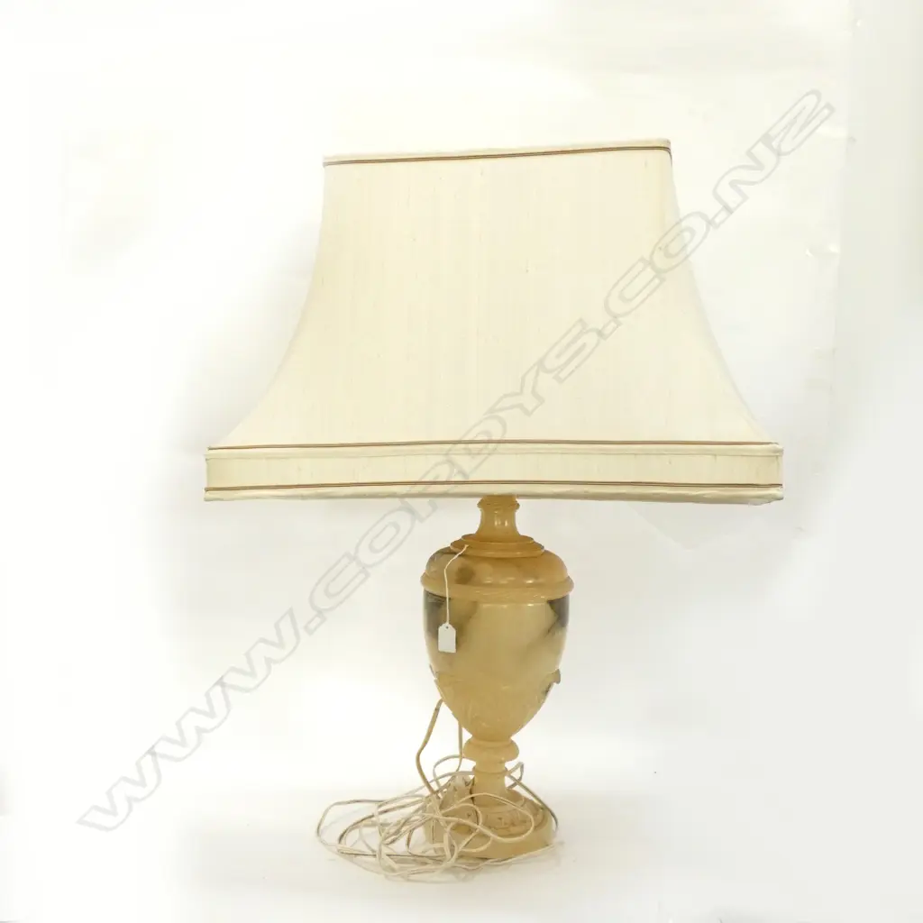 ALABASTER TABLE LAMP Image 1++