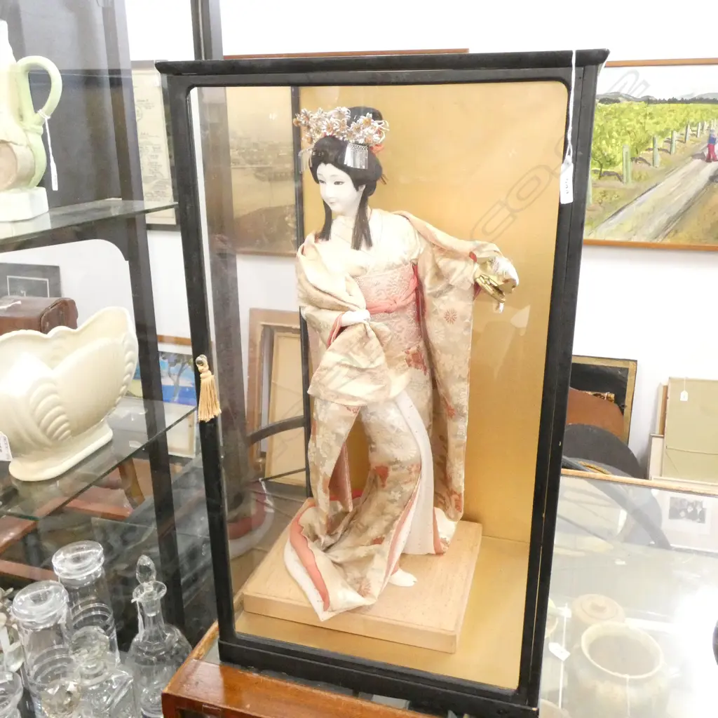 LG JAPANESE DOLL IN GLASS CABINET ( 675 X 380 X 320MM) Image 1++