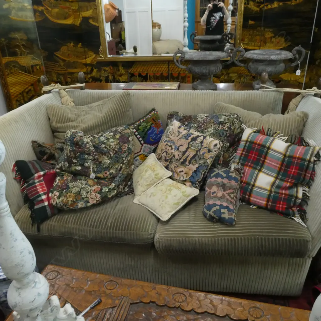 BOX ASSORTED CUSHIONS & LG CHAIR PADS Image 1++
