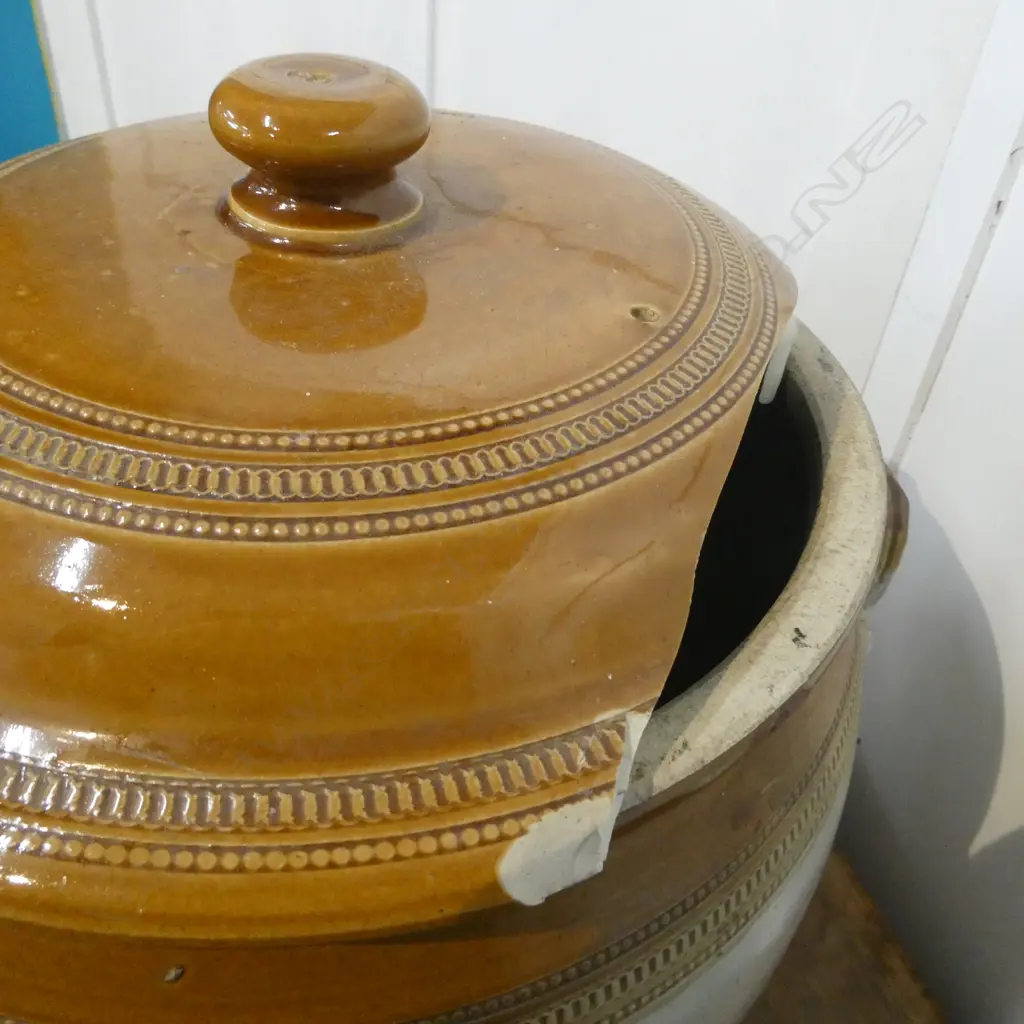2 CANE BASKETS - 1 WITH LID + LG POTTERY CROCK - LID AF H. 340MM Image 1++