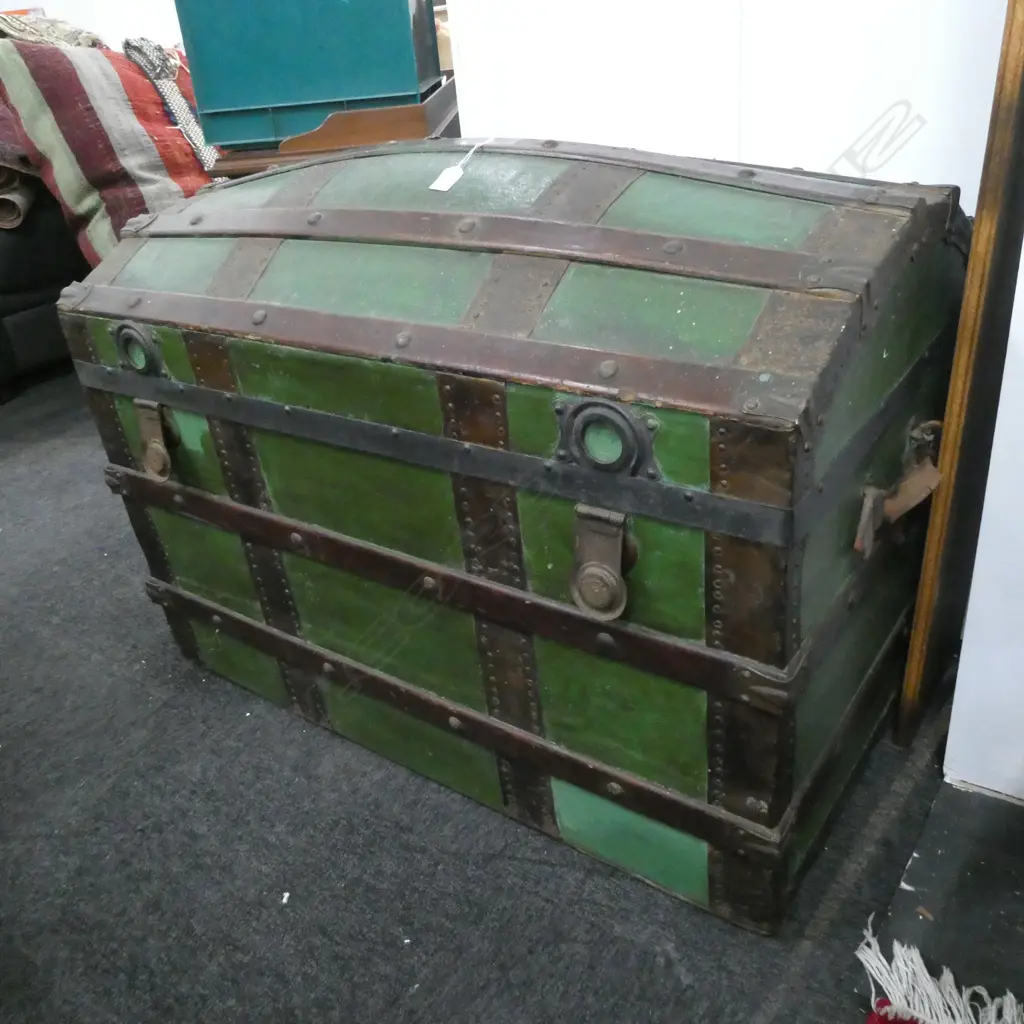 STEAMER TRUNK... Image 1++