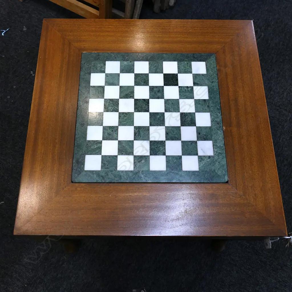 QUEEN ANNE-STYLE MAHOGANY TABLE, WITH INSET QUARTZ CHESS BOARD Image 1++