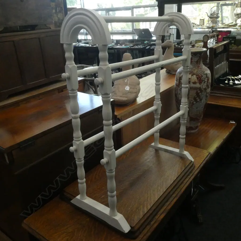 WHITE PAINTED FREE STANDING WOODEN TOWEL RAIL  Image 1++