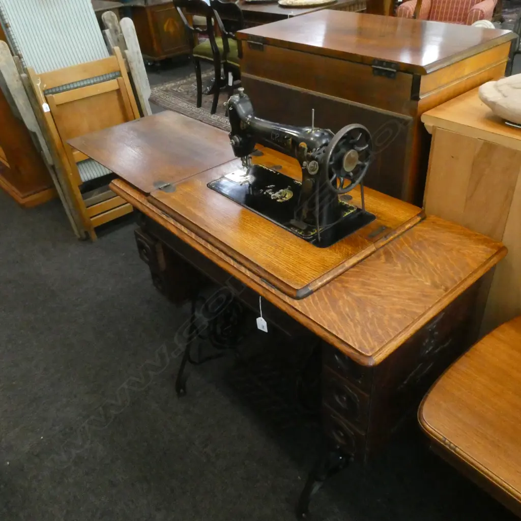 SINGER TREADLE SEWING MACHINE Image 1++