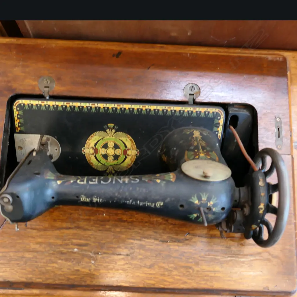 SINGER SEWING MACHINE & TABLE  Image 1++
