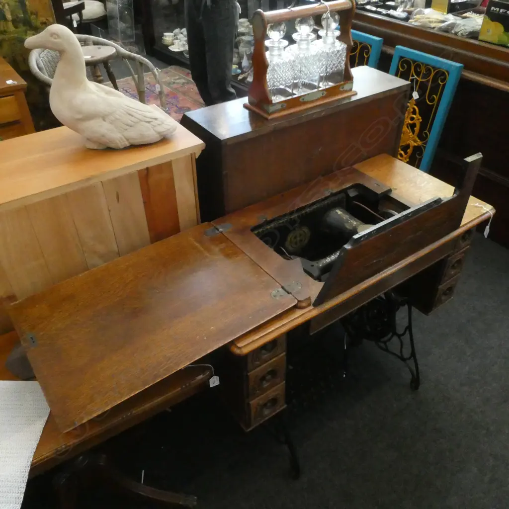 SINGER SEWING MACHINE & TABLE  Image 1++