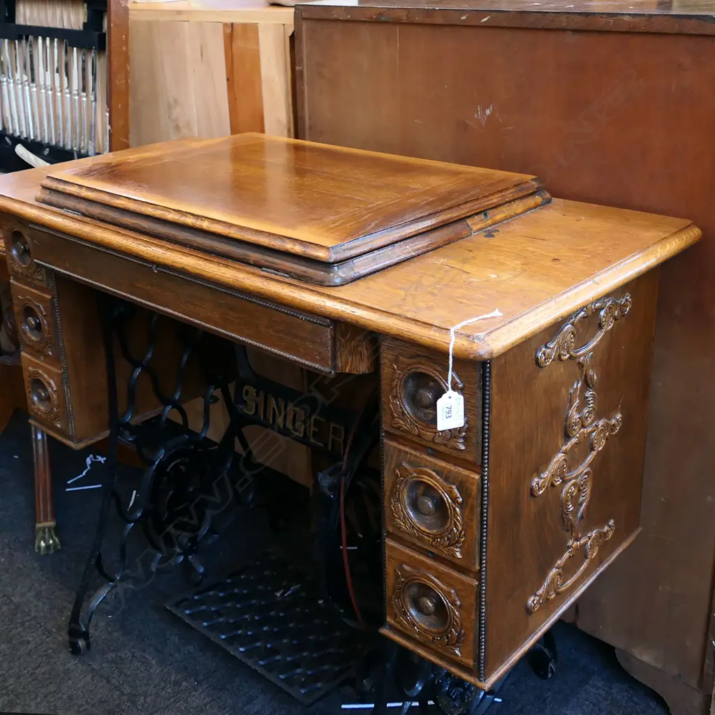 SINGER SEWING MACHINE & TABLE  Image 1++