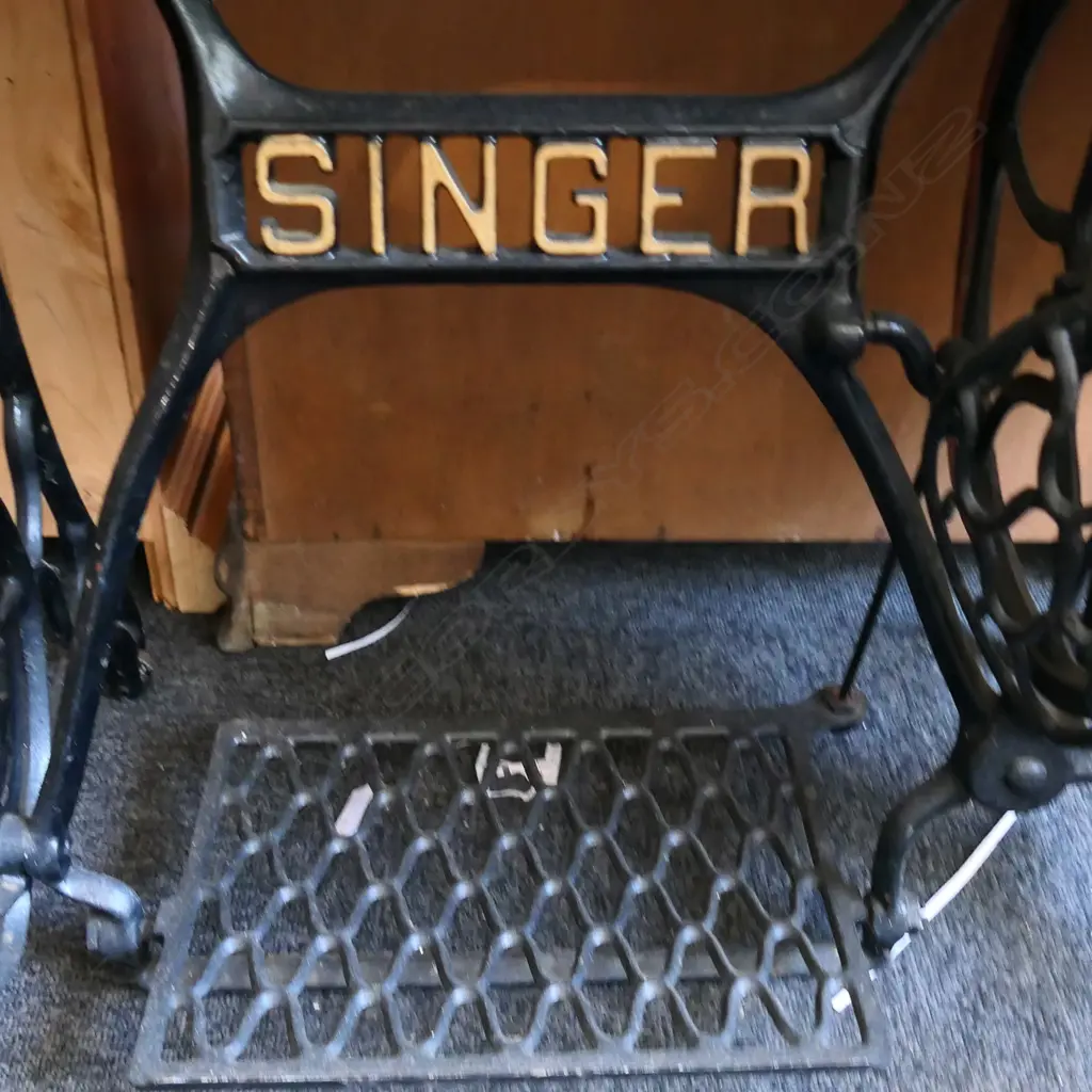 SINGER SEWING MACHINE & TABLE  Image 1++