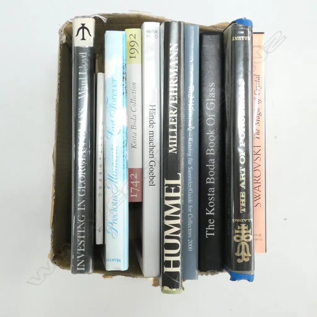 LOT ASST REFERENCE BOOKS HUMMEL/KOSTA BODA ETC Image 1++