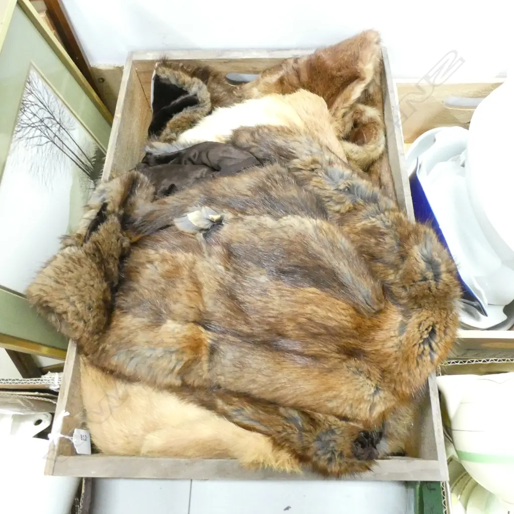WOODEN BOX OLD FURS - ODD PIECES & COAT & STOLES IN NEED OF REPAIR Image 1++