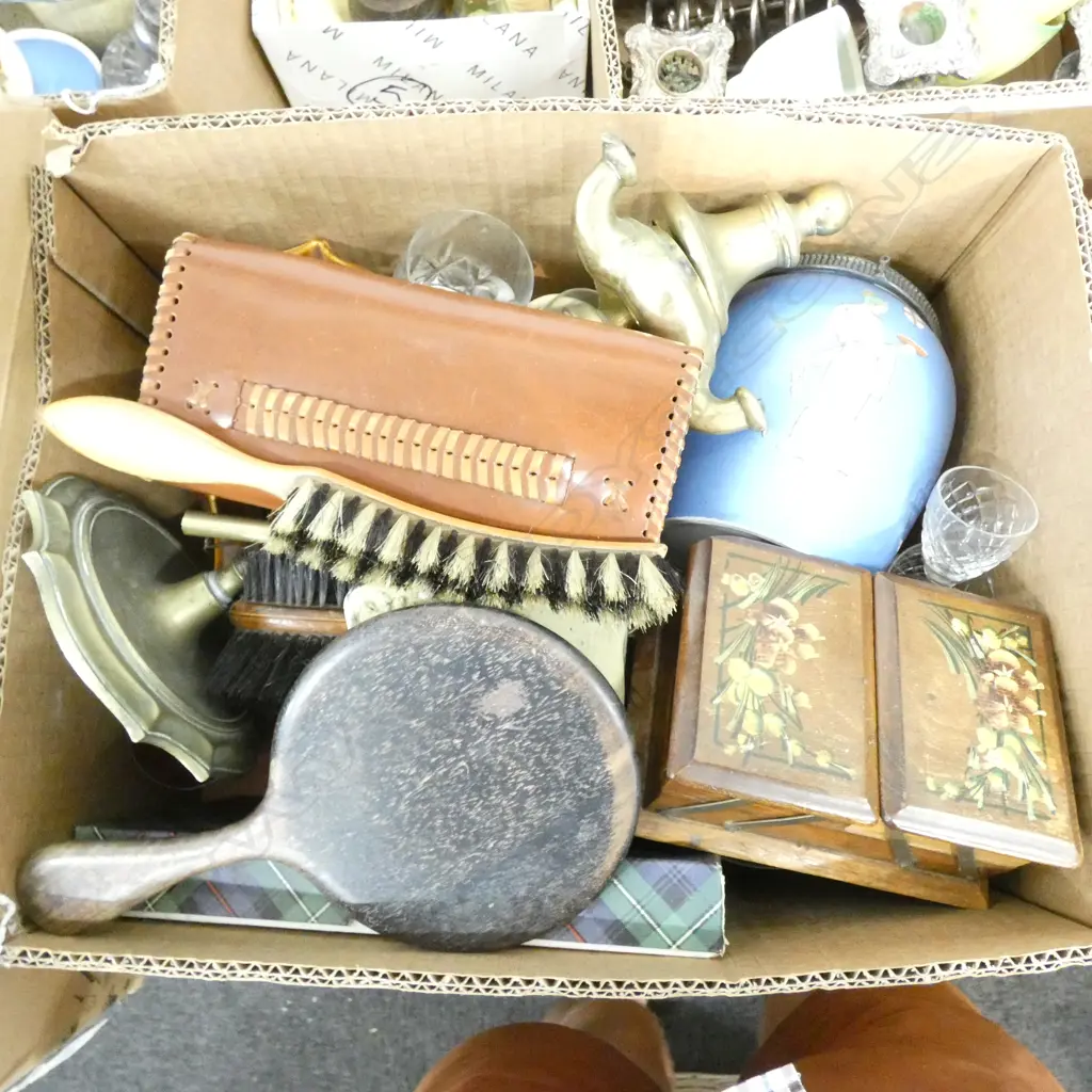 BOX MISC INCL WOODEN WARE / POTTERY ETC. Image 1++