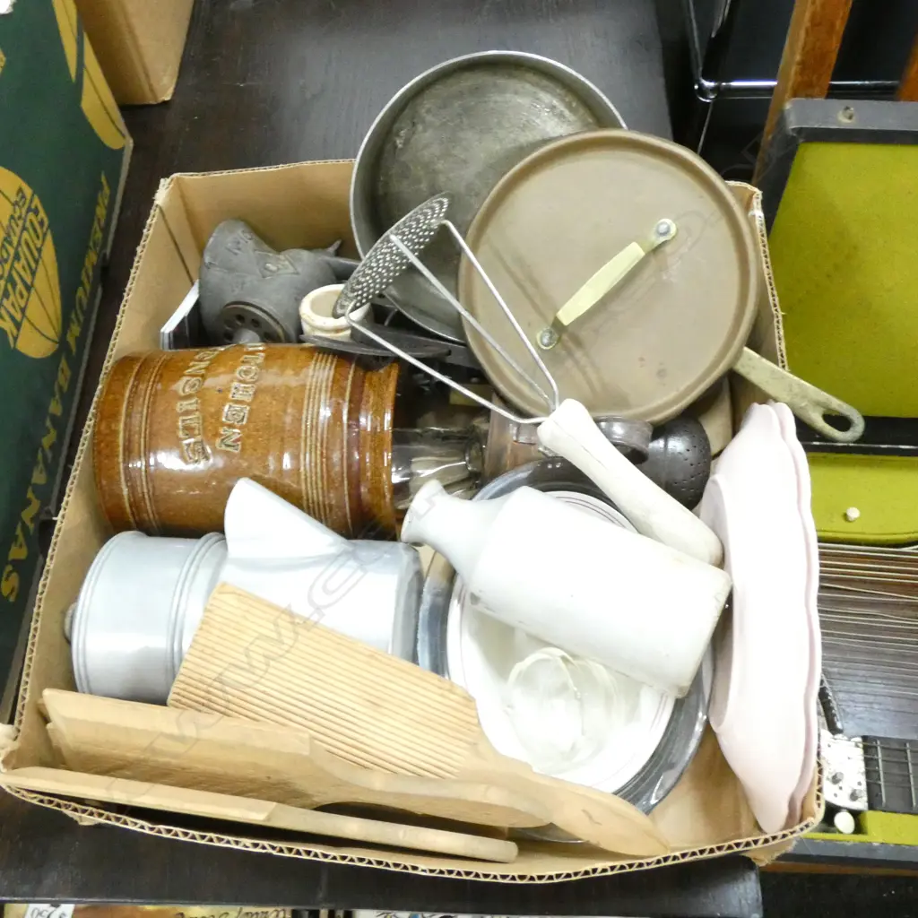 MIXED BOX KITCHENALIA ETC. INCL. MINCER / CARVERS / ALUMINIUM COFFEE MAKER ETC. Image 1++
