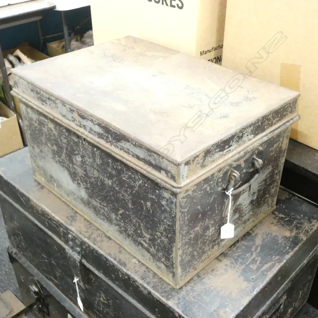 BLACK PAINTED METAL STORAGE TRUNK 480 X 320 X 290 - SURFACE RUST & SCRATCHES Image 1++