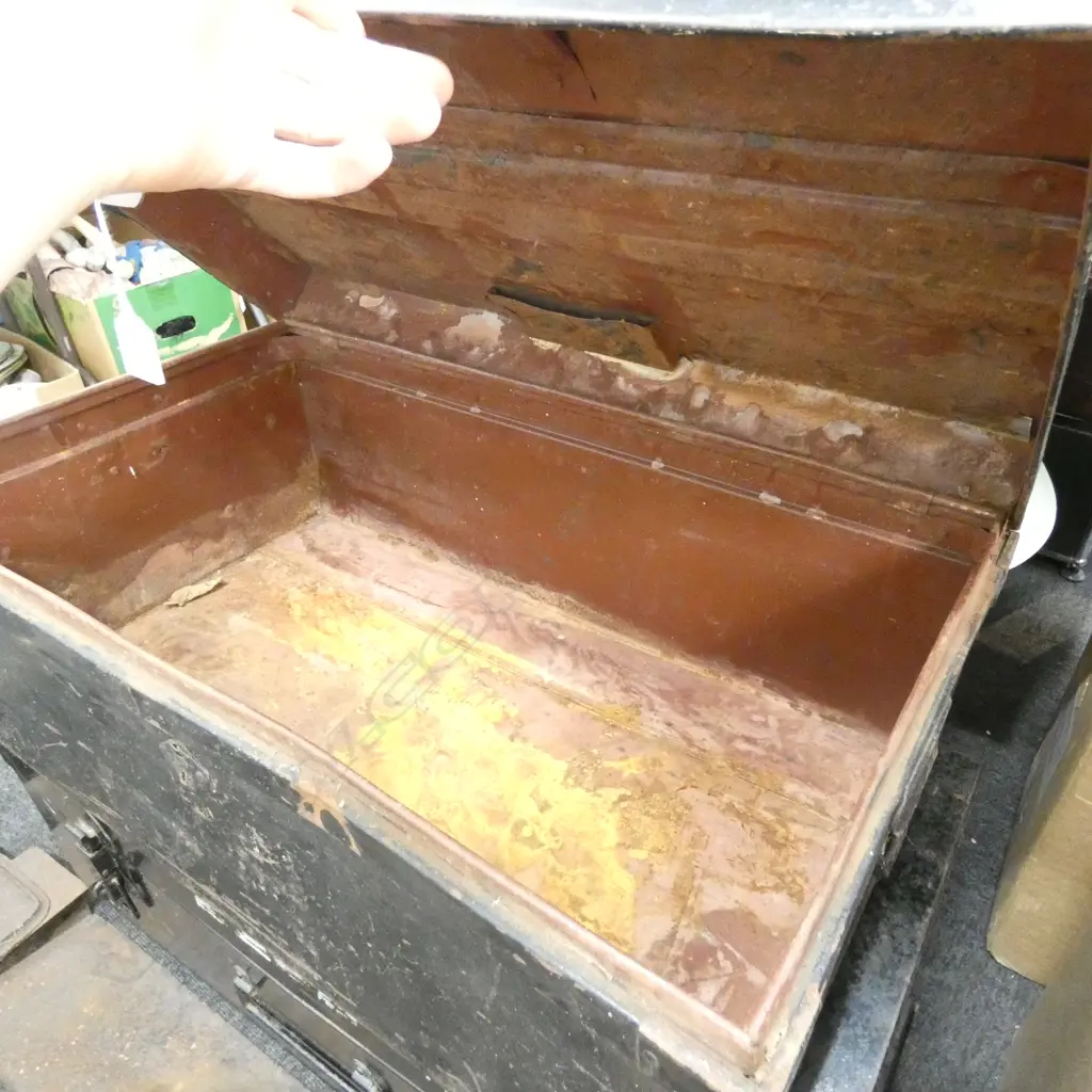 LG OLD BLACK PAINTED METAL TRUNK - SOME SURFACE RUST & SCRATCHES  760 X 460 X 300MM Image 1++