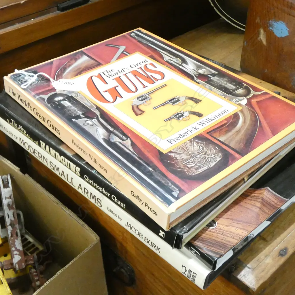 4 x BOOKS ON HAND GUNS Image 1++