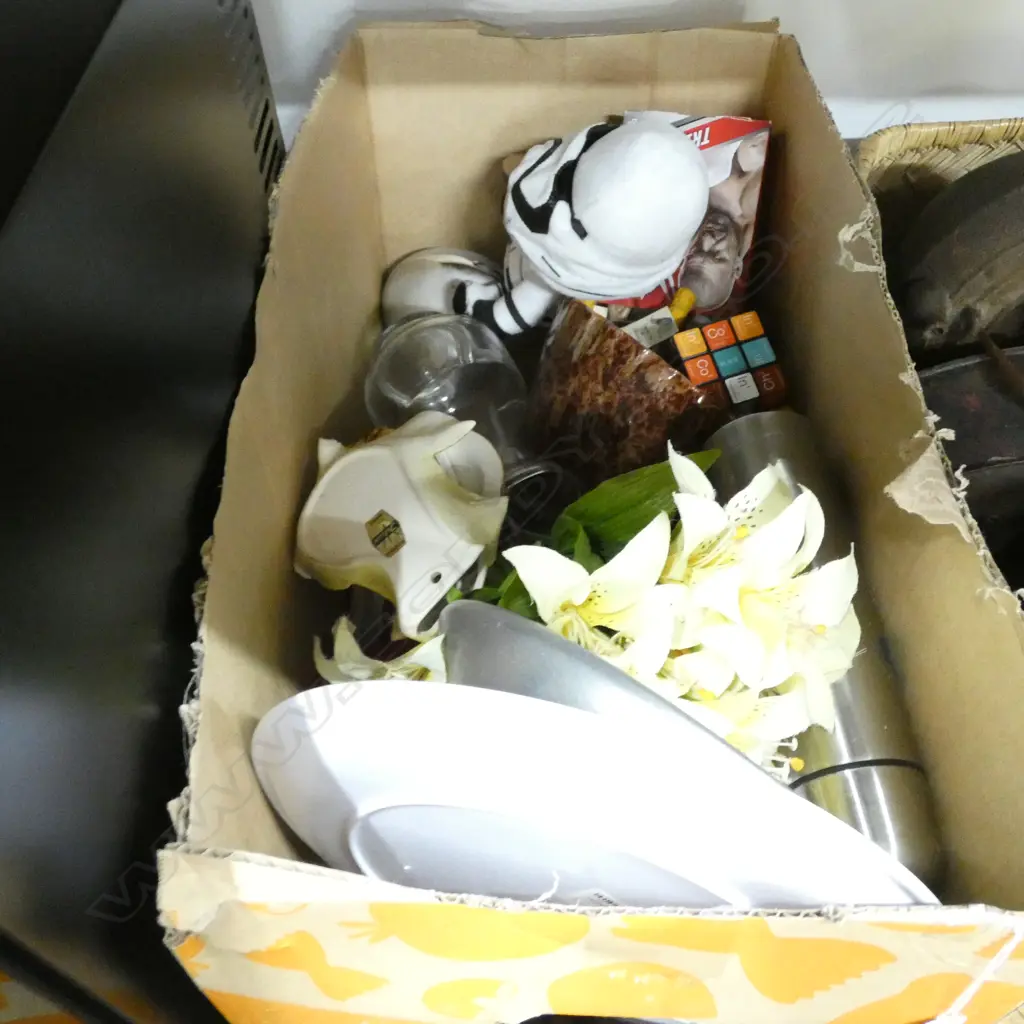 ASST LOT WALL VASE/STAR WARS/ETC Image 1++