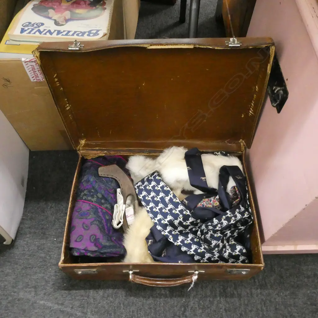 OLD SUITCASE PLUS CONTENTS INCL. TIES / FUR HAT/ GLOVES  ETC.. Image 1++