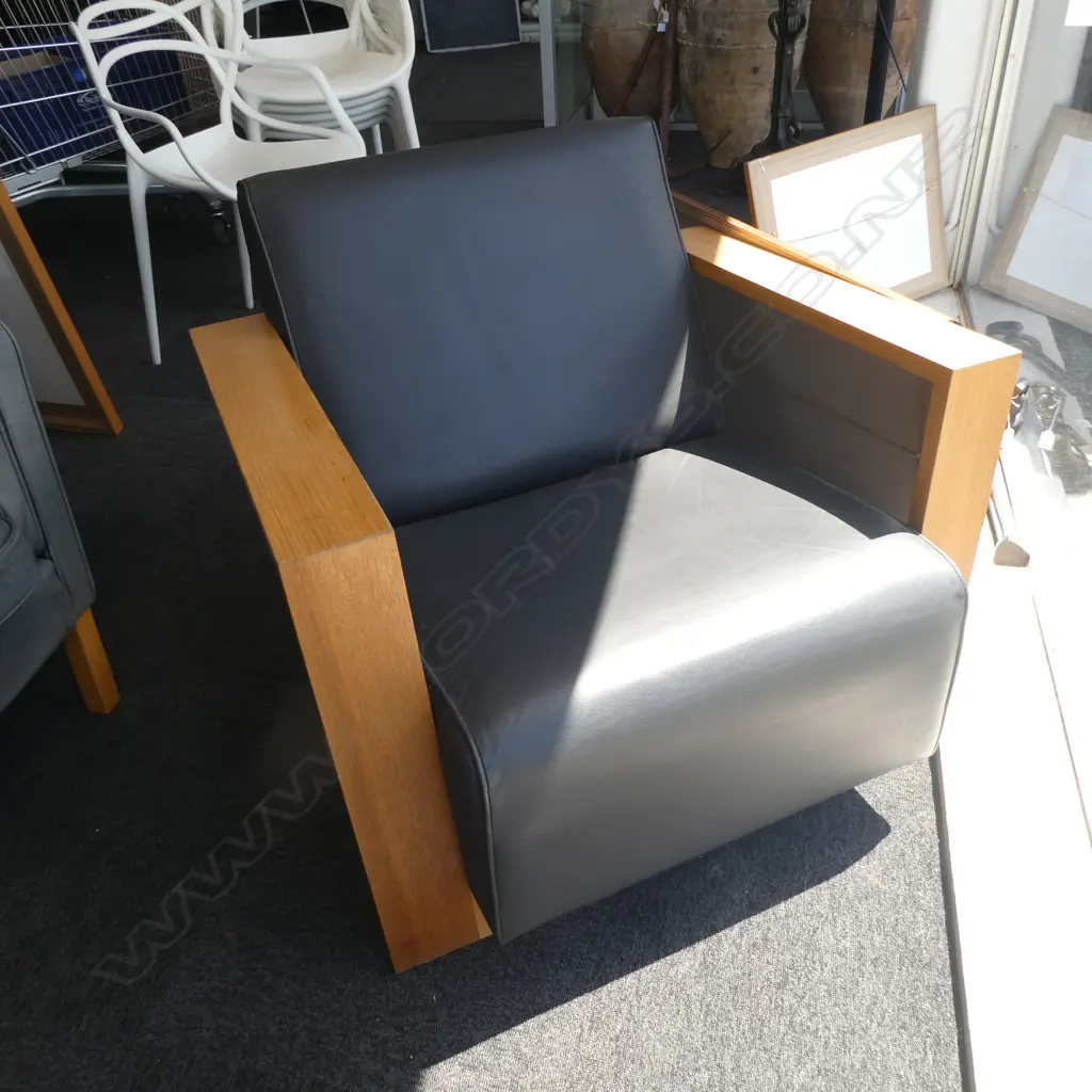 PR CONTEMPARY LEATHER ARM CHAIRS Image 1++