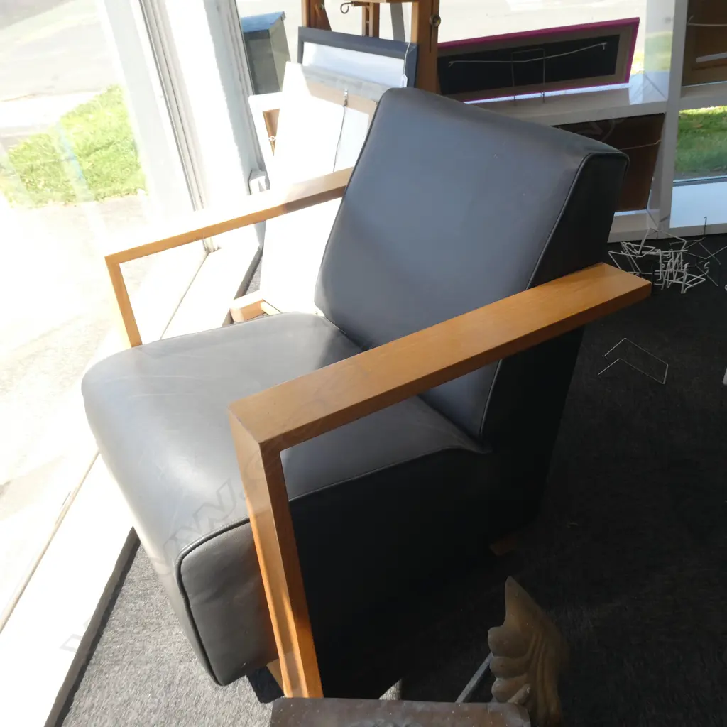 PR CONTEMPARY LEATHER ARM CHAIRS Image 1++