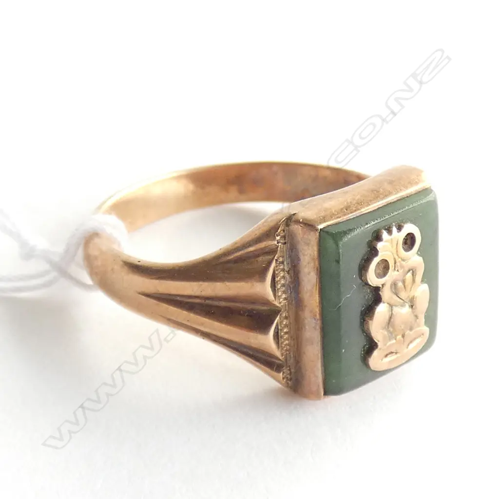 (19913) VINTAGE 9CT GREENSTONE PANEL & TIKI SIGNET RING Image 1++