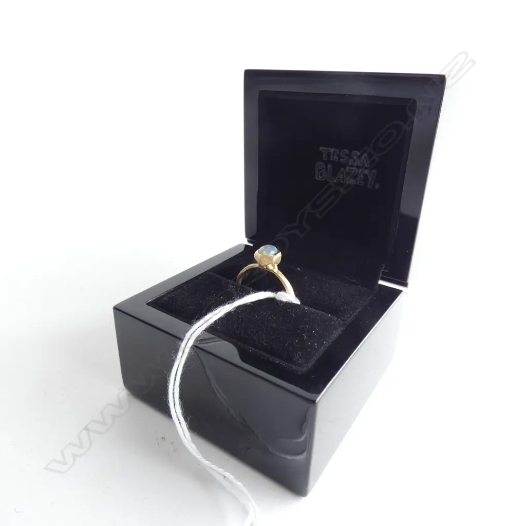 18CT GOLD AND OPAL RING (VALUATION ) Image 1++