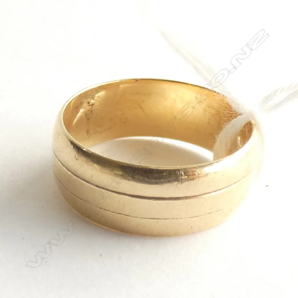 MENS 9CT GOLD WEDDER RING 5.65gm Image 1++