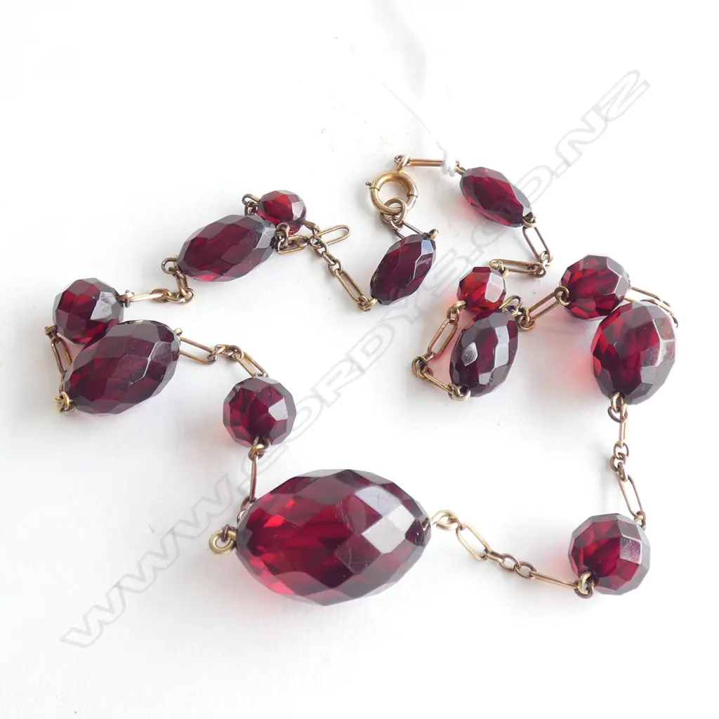 14CT GOLD NECKLACE GRADUATED RED BAKELITE BEADS. L. 480mm Image 1++