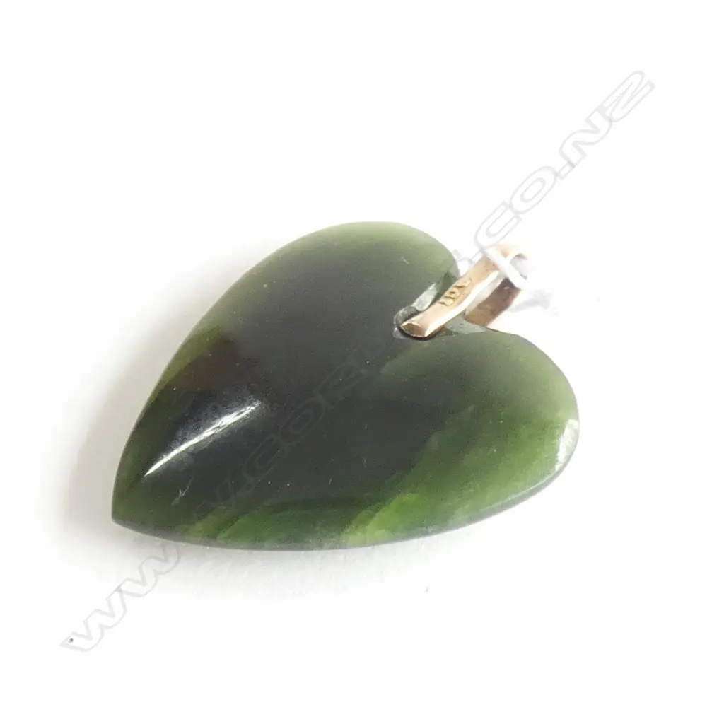 (19961) C1900 9CT & POUNAMU HEART PENDANT SMALLISH Image 1++
