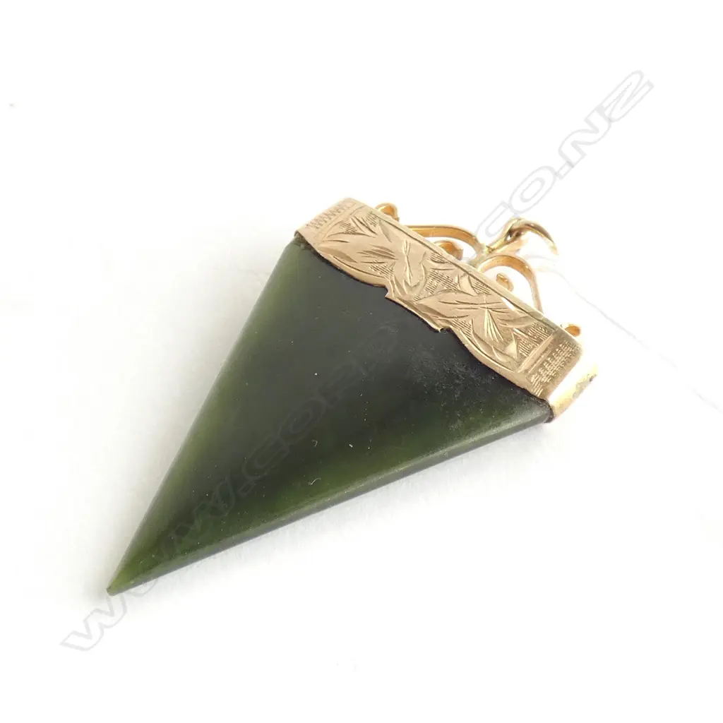 (19961) 9CT & POUNAMU SHARKS TOOTH SHAPE PENDANT Image 1++