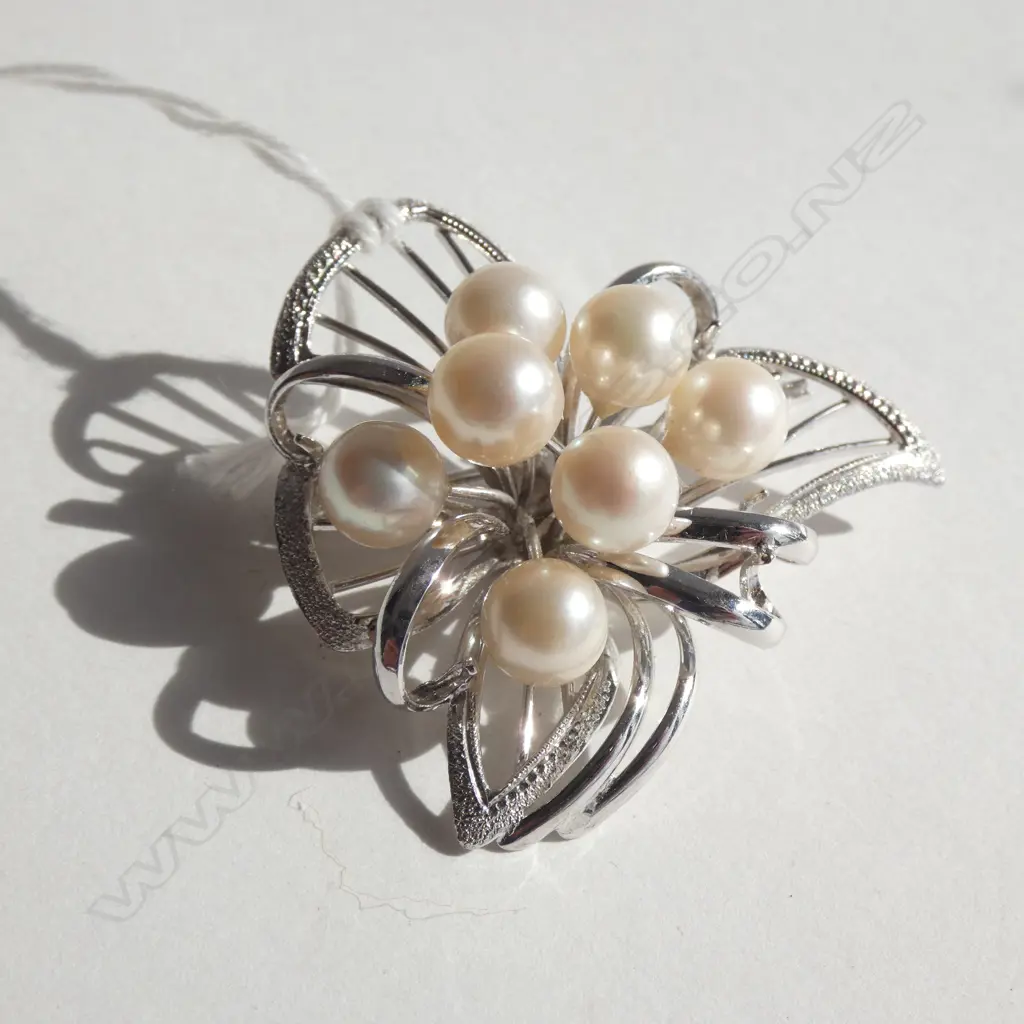 BROOCH SILVER SET WITH FAUX PEARLS Image 1++