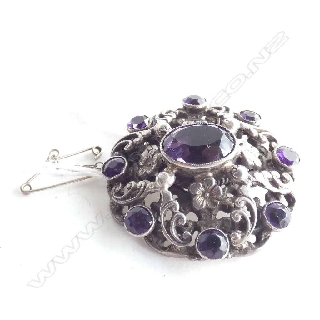 VINTAGE STG SILVER BROOCH SET WITH 8 SM & 1 LG AMETHYST DIA 35MM... Image 1++