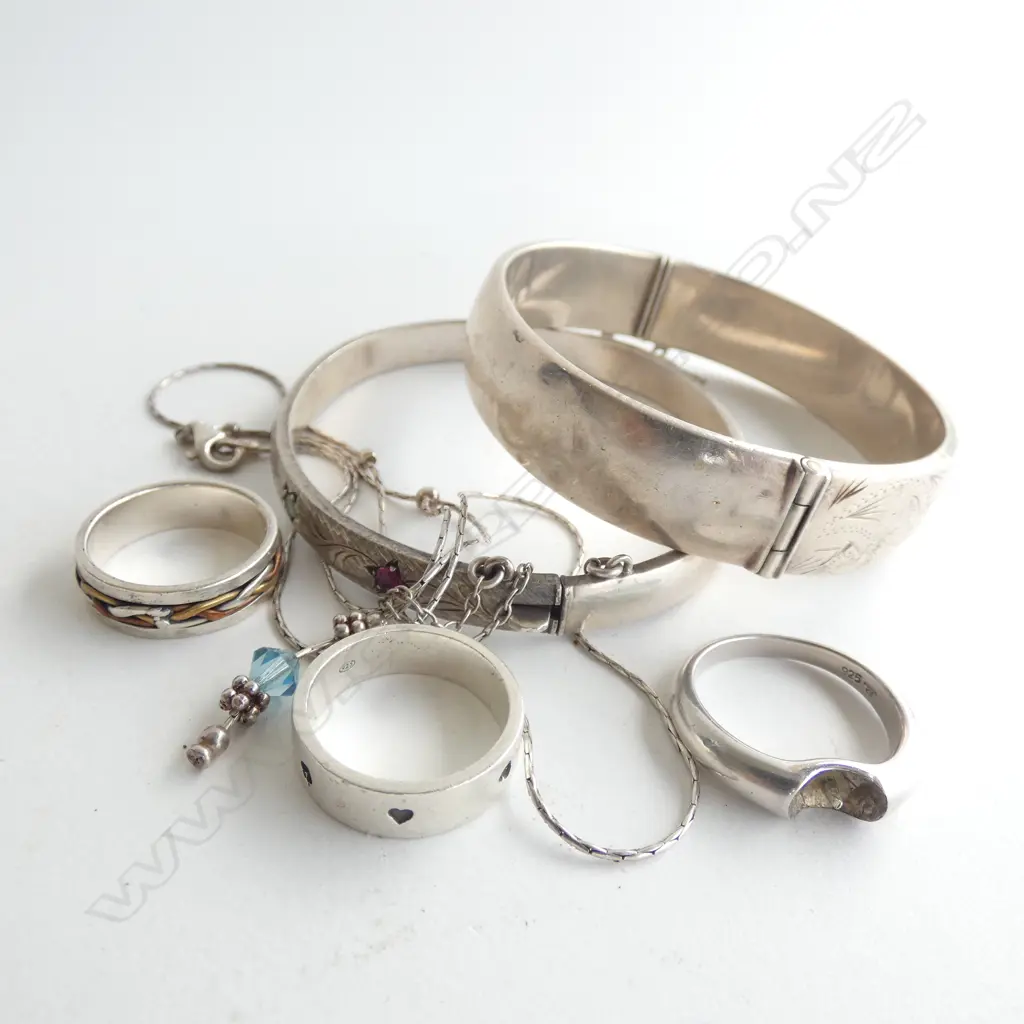 BAG STG SILVER JEWELLERY; 2 BANGLES / NECKLACE WITH BLUE STONE & 3 RINGS Image 1++