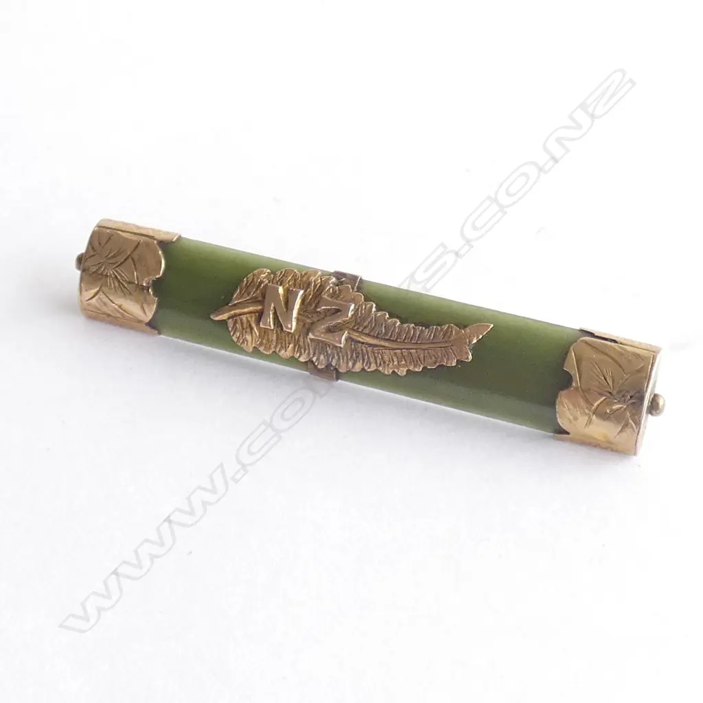 (19524) GREENSTONE & 9CT GOLD BAR BROOCH WITH NZ FERN - L 52MM Image 1++