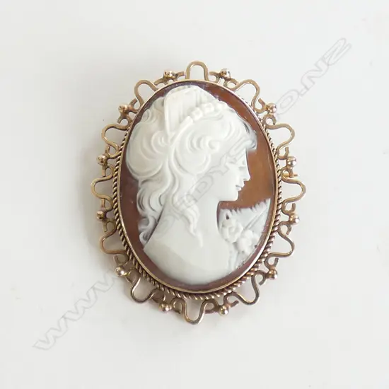 GOLD AND CAMEO BROOCH
