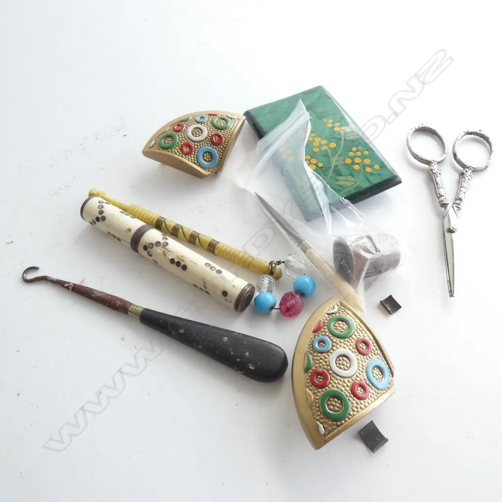 SM BAG ASST VINTAGE ITEMS INCL. BELT BUCKLES / SCISSORS ETC.. Image 1++
