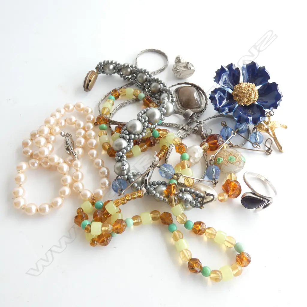 SM BAG ASST JEWELLERY INCL STG SILVER / BEAD NECKLACE X3 & GOLD PLATE & ENAMEL BROOCH ETC.. Image 1++