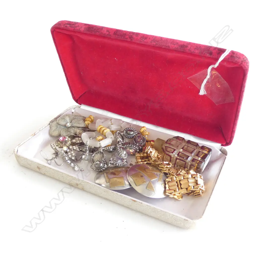 SM BOX ASST JEWELLERY INCL BROOCHES / EARRINGS / NECKLACES / BRACELETS ETC. Image 1++