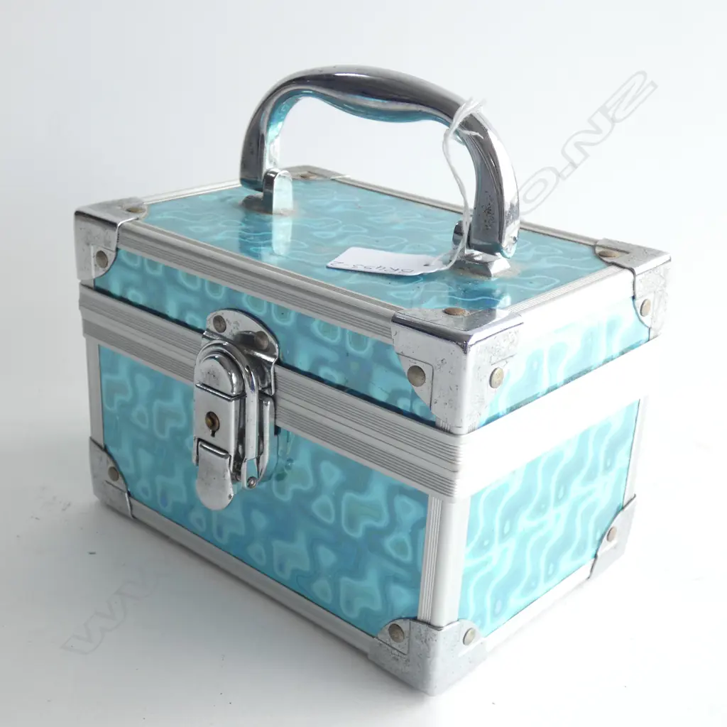 SM JEWELLERY CHEST OF BEADED COSTUME JEWELLERY  Image 1++