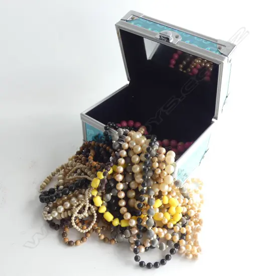 SM JEWELLERY CHEST OF BEADED COSTUME JEWELLERY 