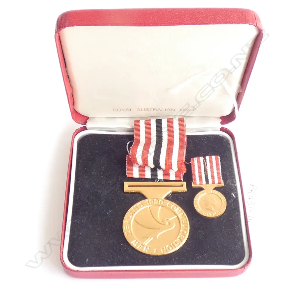 NZ 1990 COMMEMORATION MEDAL & MINIATURE - IN ORIGINAL BOX Image 1++