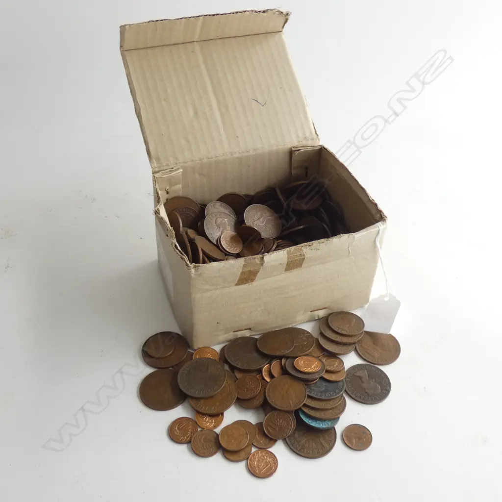 BOX OLD COPPER NZ PENNIES & HALF PENNIES Image 1++