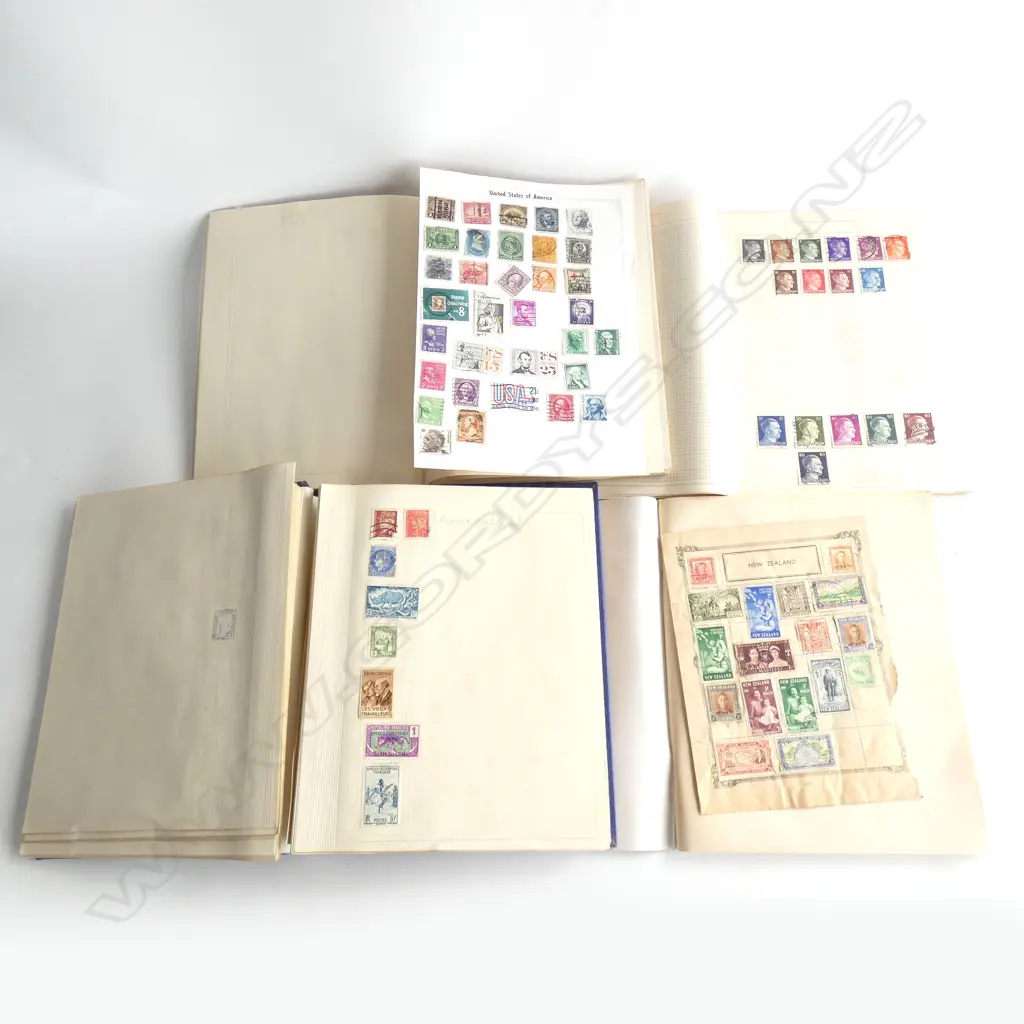 4 OLD STAMP ALBUMS - NZ & WORLD  Image 1++